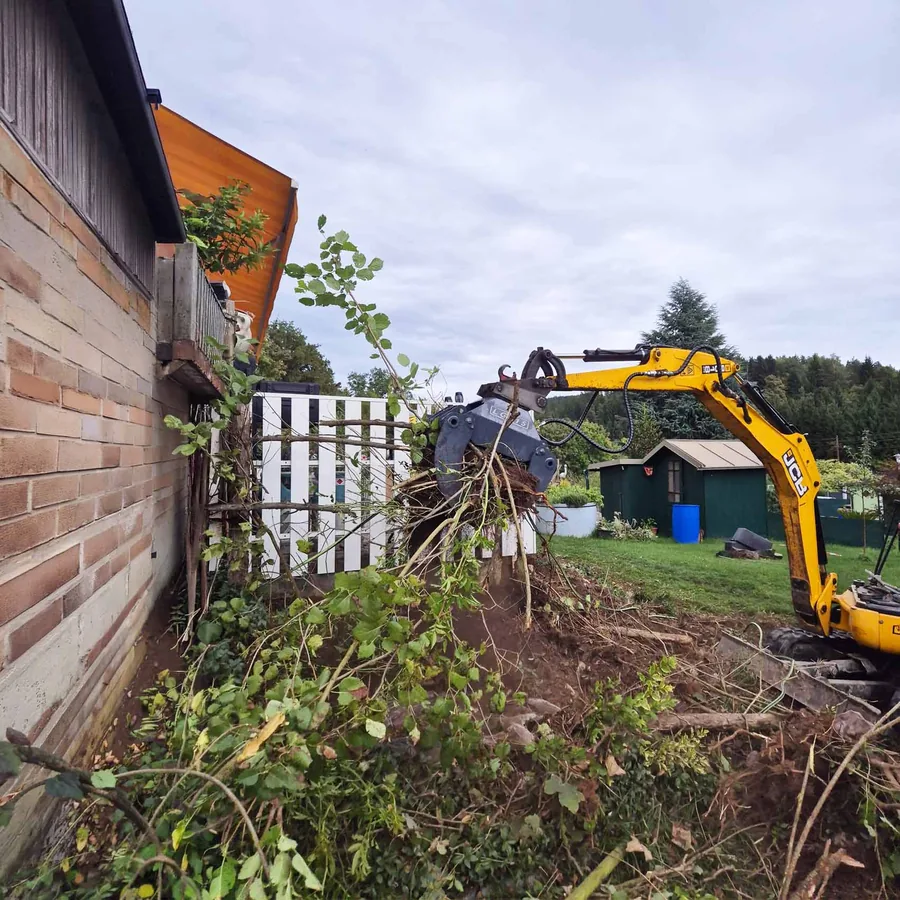 Erd- und Räumarbeiten mit einem Bagger