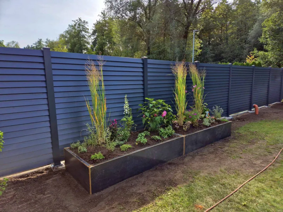 Blühendes Beet mit bepflanzten Gartenbereichen