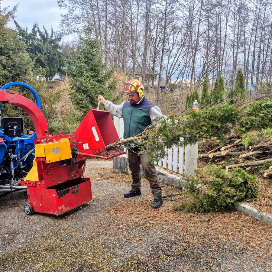 Häckselmaschine verarbeitet Schnittgut vor Ort